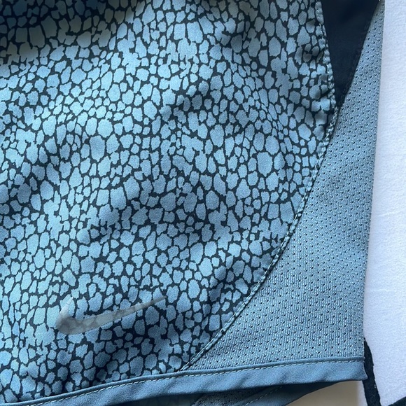 Grey Nike shorts - Picture 5 of 10